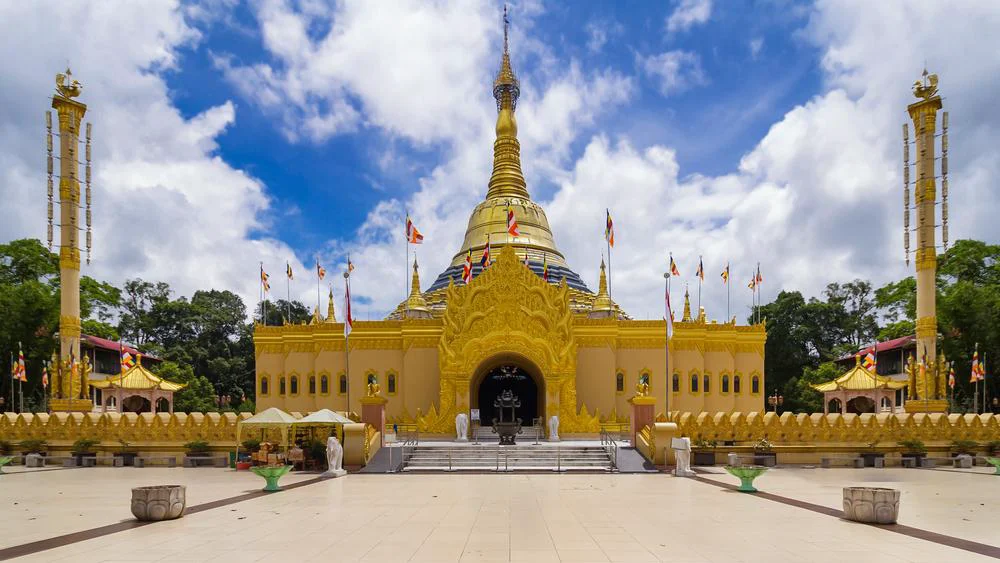 Taman Lumbini Berastagi pagoda emas Sumatera Utara destinasi wisata religi di Berastagi