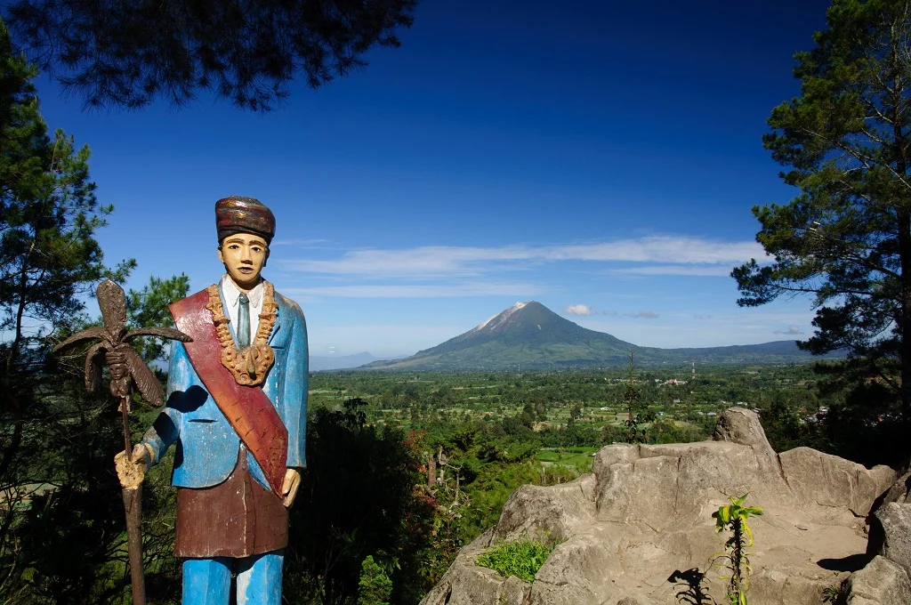 Bukit Gundaling Berastagi – Spot Terbaik Melihat Gunung Sinabung dan Sibayak di Berastagi