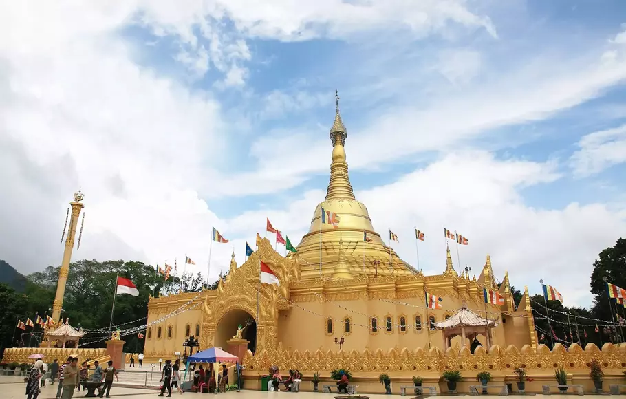 Taman Alam Lumbini Berastagi – Pagoda Emas Terbesar di Indonesia di Berastagi